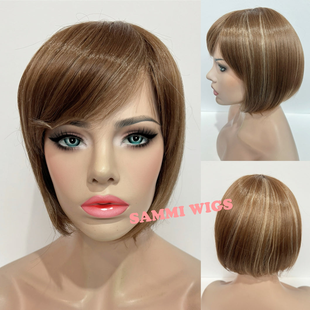 F807F Short bob wig in ash brown with blond highlights