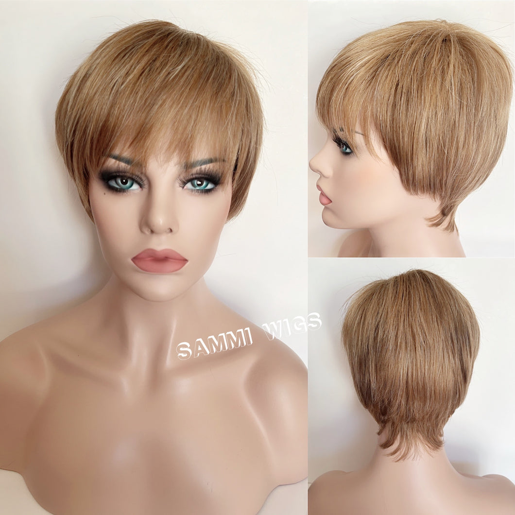 F748 Short wig in dark blond with light brown and blond highlights