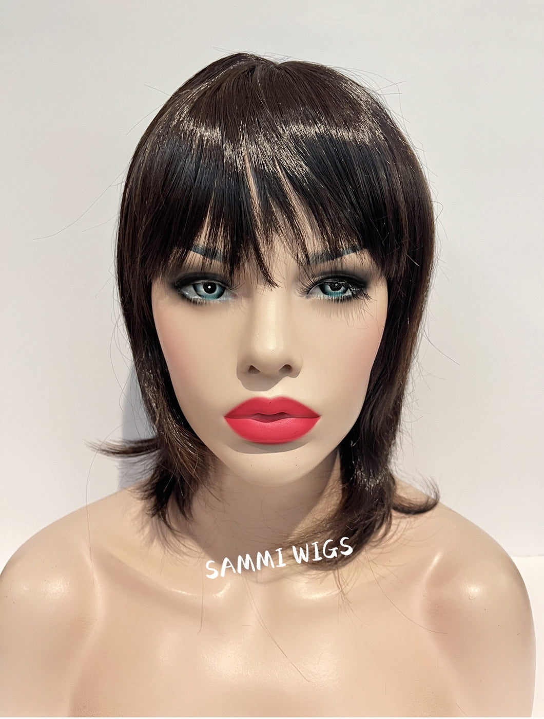 KHL59 Short wig with layers in dark brown with light brown highlights