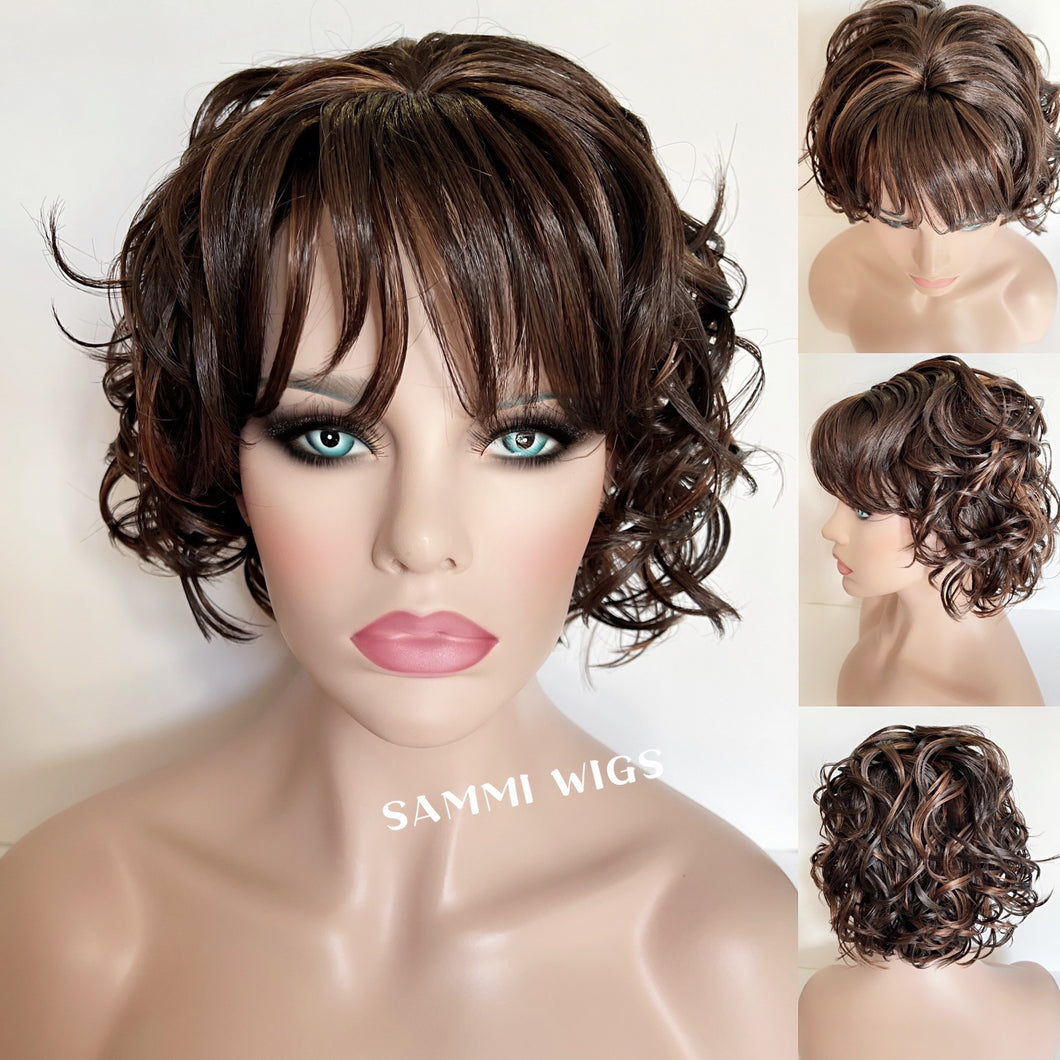 SW26 Short curly wig in light brown color with golden blond highlights