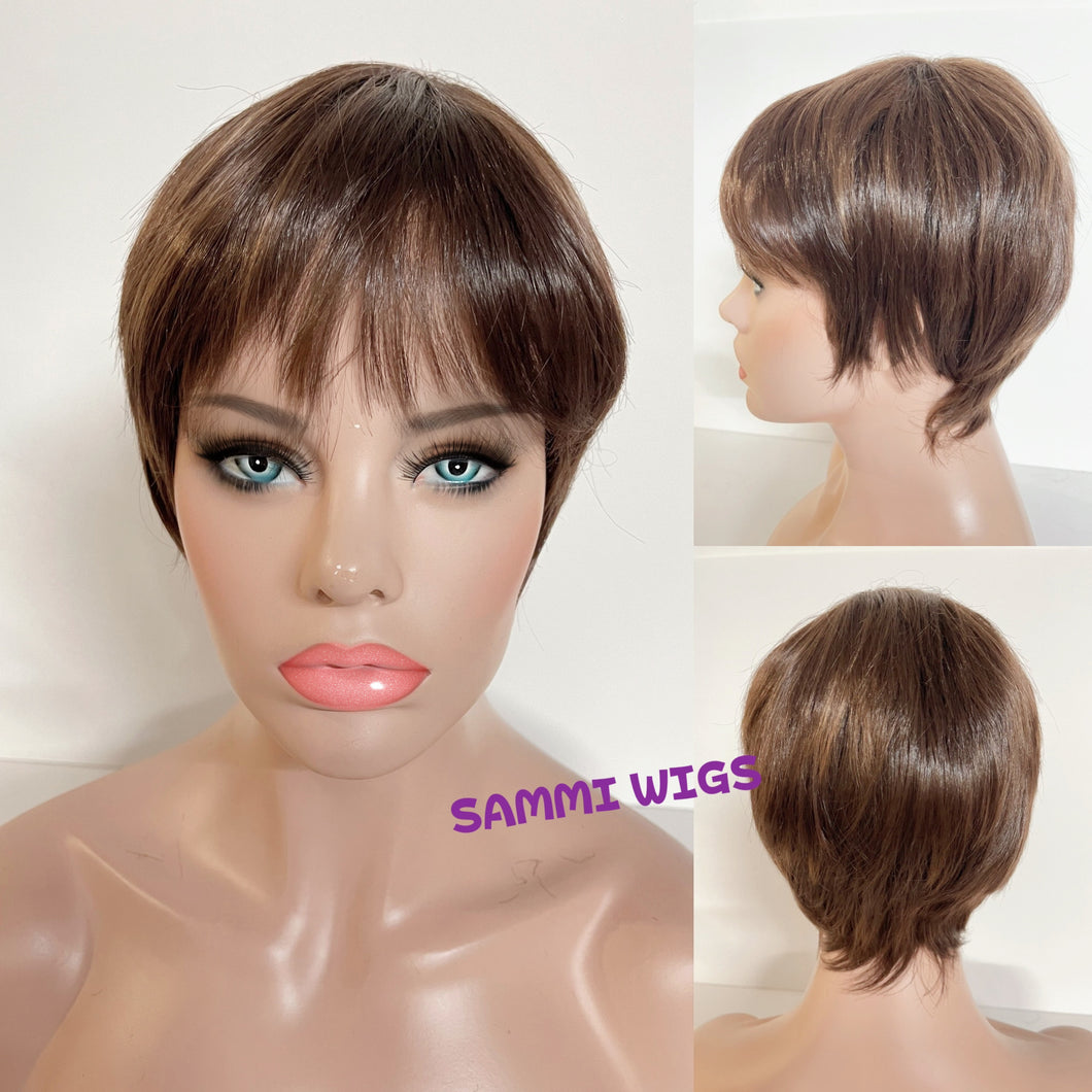 F748 Short wig in brown with highlights