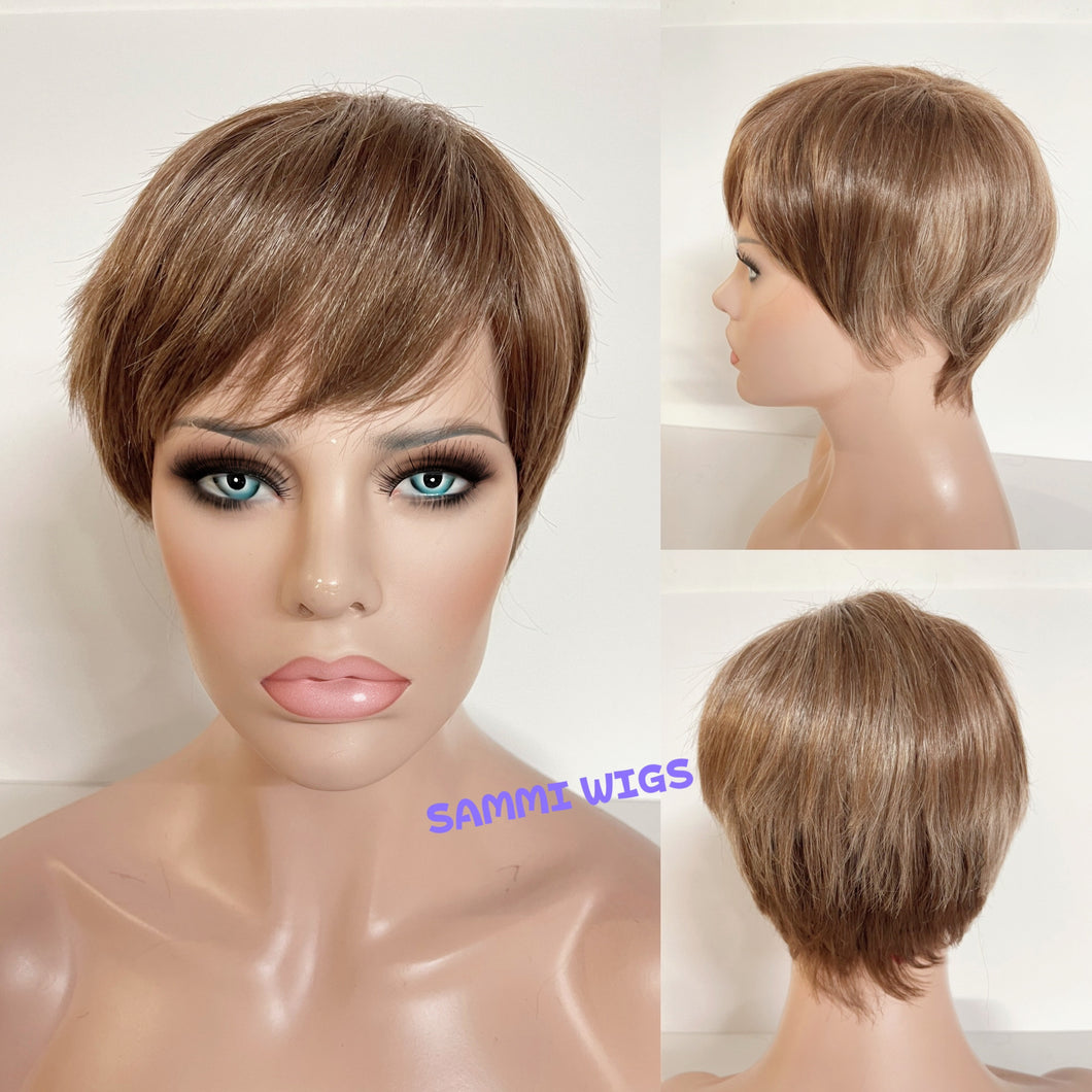 F688 Short wig in ash brown with blond highlights
